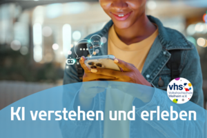 junge Frau, die lächelt, mit Handy in der Hand. Aus dem Handy kommen bläulich-leuchtende Symbole, die eine KI symbolisieren sollen. Dazu der Text: "Ki verstehen und Erleben"