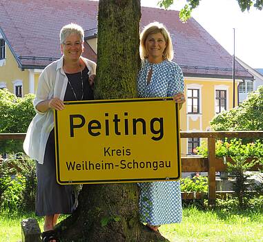 Das Bild zeigt das Team der vhs Peiting mit Ortsschild.