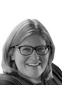 Zu sehen ist ein schwarz-weiß Portrait von Kristin Sterr, Leiterin der Volkshochschule Weilheim