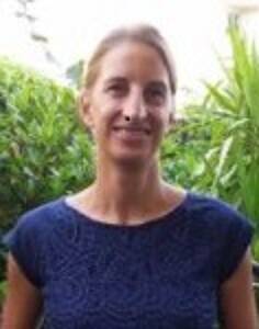 zu sehen ist das Portrait einer Frau vor grünem Hintergrund, stellvertretende Leiterin der Volkshochschule Kathrin Neulinger-Warneke, Ihre Ansprechpartnerin für die Bereiche Gesellschaft und Sprachen