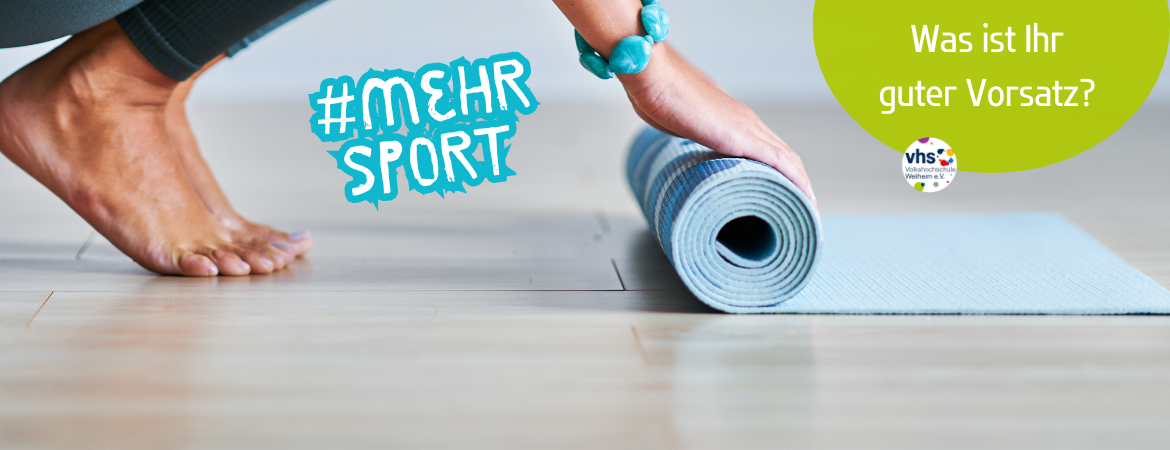 guter Vorsatz: Bewegung. Auf dem Bild sieht man Füße, die auf einem holzähnlichen Boden stehen, und Hände, die eine Yogamatte einrollen. Dazwischen ist ein #mehrsport. 