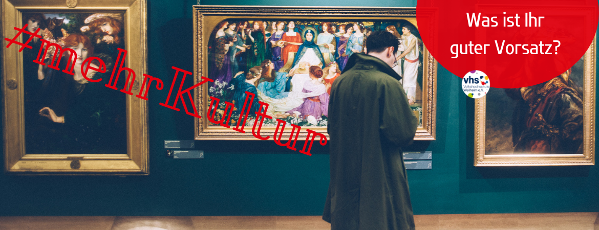 Guter Vorsatz: Mehr Kultur. Ein Mensch von hinten, der durch ein Museum geht und sich eine Bilderausstellung ansieht. 